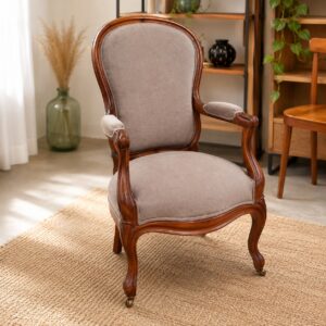 Fauteuil en Noyer, d'inspiration Louis XV